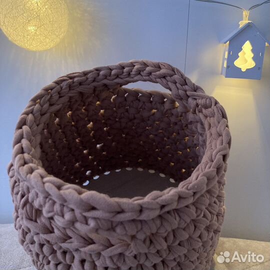 Вязаная корзинка с ручками ручной работы