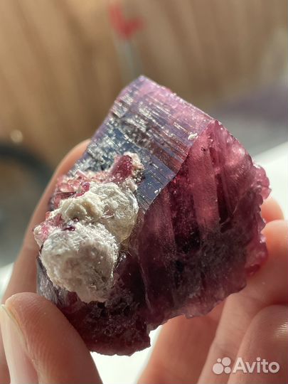 Кристалл турмалин рубеллит