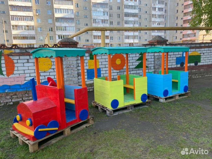 Паровозик деревянный для детской площадки