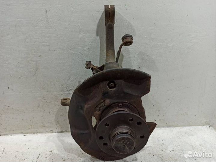 Кулак передний правый