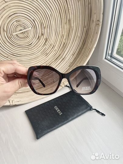 Солнцезащитные очки Guess разные