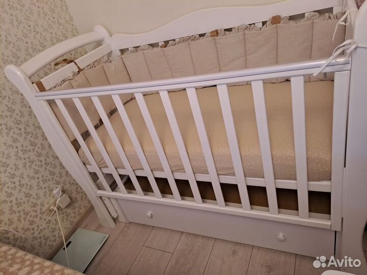 Детская кроватка с маятником и ящиком