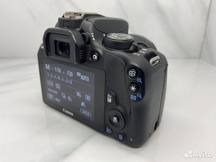 Зеркальный фотоаппарат Canon 100D + 18-55mm kit