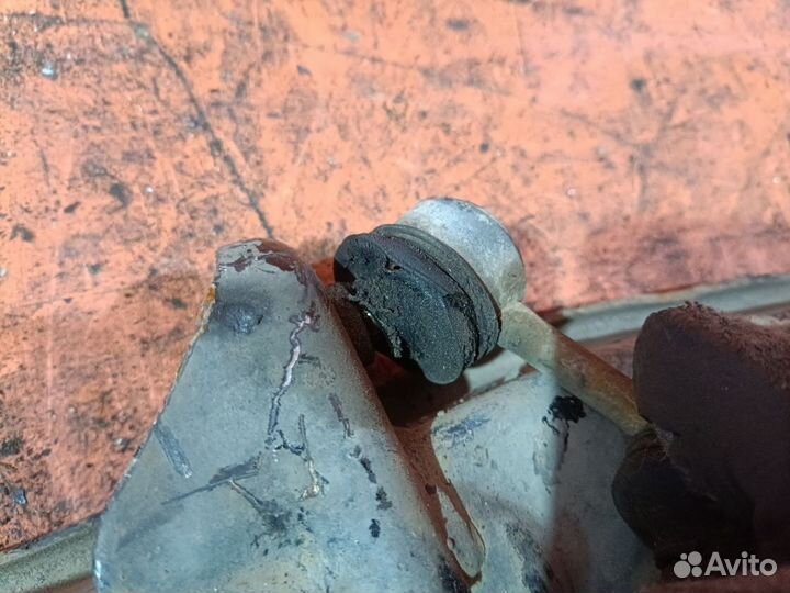 Рычаг передний левый Mitsubishi Pajero io H77W