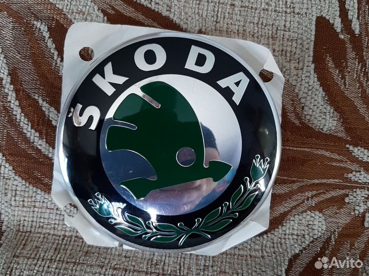 Эмблема на капот