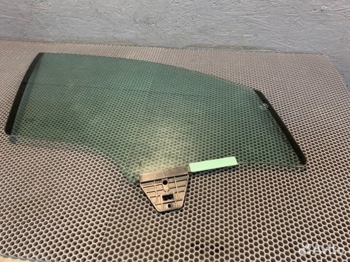 Стекло двери переднее правое Porsche Panamera 970