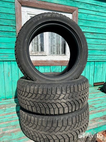 Bridgestone Blizzak Spike-01 215/55 R17