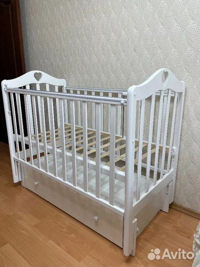 Детская кроватка с маятником