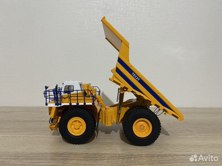 Модель самосвала Белаз 75131 1:50