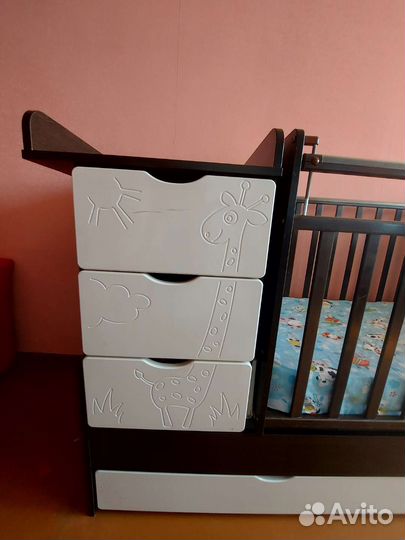 Детская кроватка и пеленальный комод