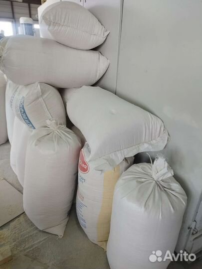 Сухие опилки в мешках