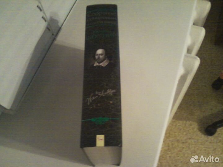 Продам новую книгу Шекспира+фигурка