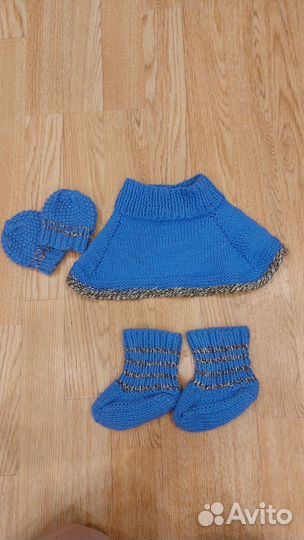 Комплент вязанный манишка, носочки,варежки