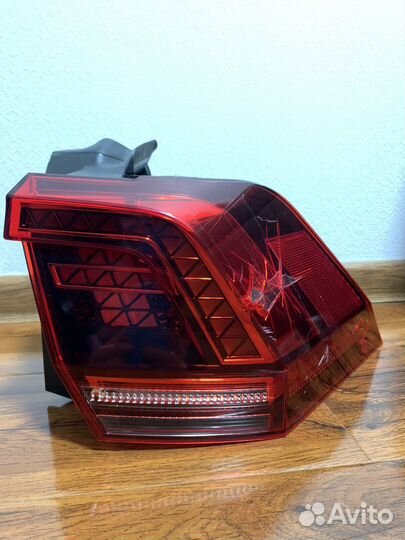 Фара (оригинал) правая задняя в крыло на VW Tiguan