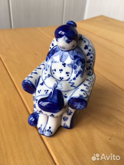 Статуэтка гжель Бабушка вяжет носок Шекма Гжель