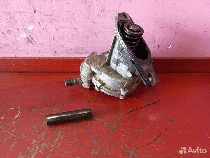 Насос вакуумный Фольксваген Транспортер Т4 2,4Д