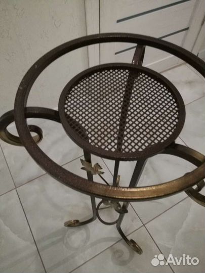 Кованая подставка для цветов