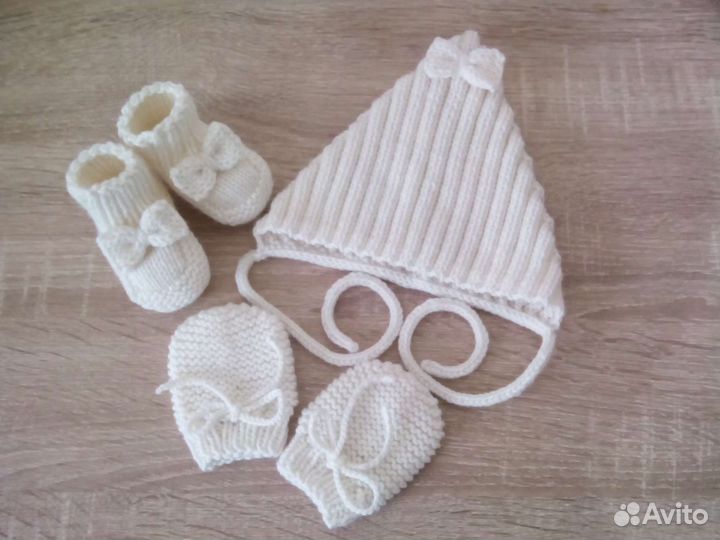Новый комплект на выписку.шапка,пинетки, варежки
