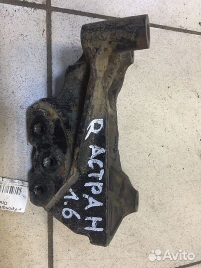 Кронштейн двигателя правый Opel Astra H