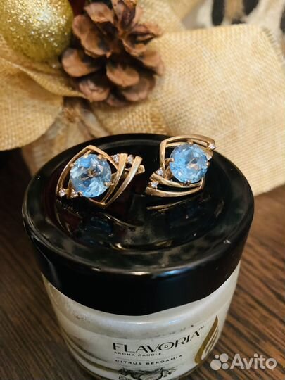 Золотые серьги с голубым топазом и цирконием