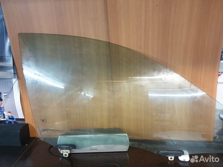 Стекло двери Pontiac vibe