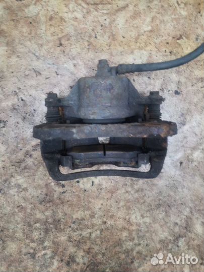 Суппорт передний правый Kia Sportage 2 SUV 2.0