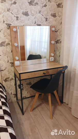 Туалетный столик с зеркалом и подсветкой