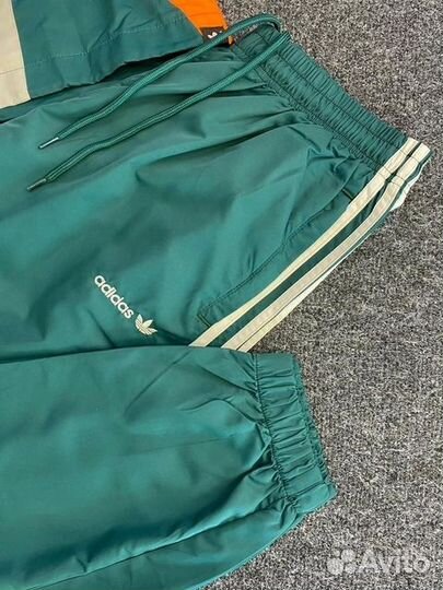 Спортивный костюм adidas в стиле 90х