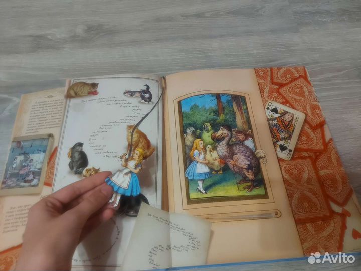 Книга Алиса в стране чудес