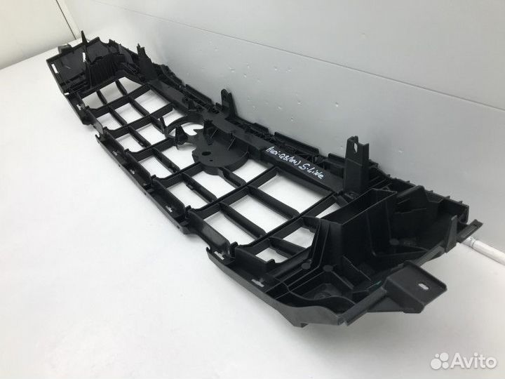 Кронштейн решетки радиатора Audi Q8
