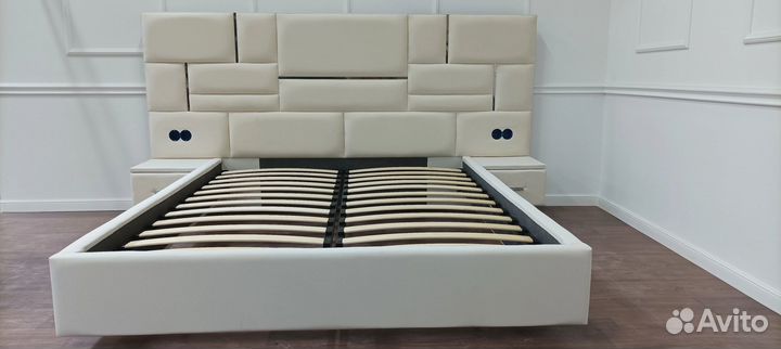 Кровать с молдингом