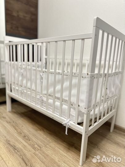 Детская кроватка с маятником