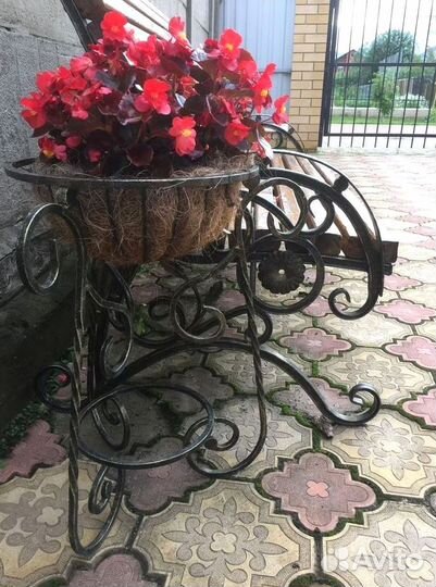Кованая подставка для цветов