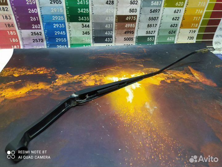 Поводок стеклоочистителя правый Mitsubishi Lancer