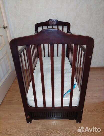 Детская кроватка с маятником