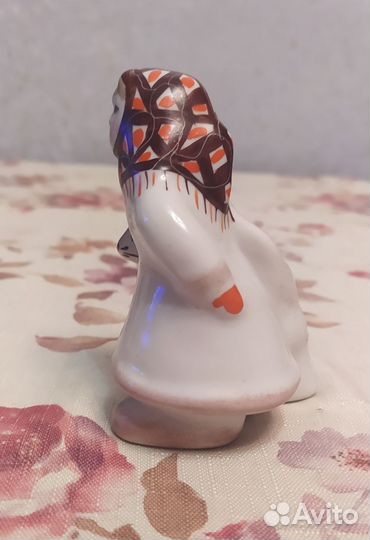 Фарфоровая статуэтка