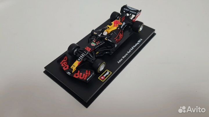 Модель болида Burago Aston Martin RedBull Racing R