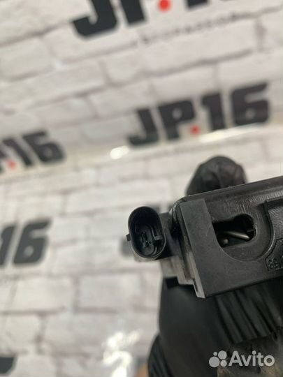 Замок капота правый Mercedes-Benz С-Clas W204 M271