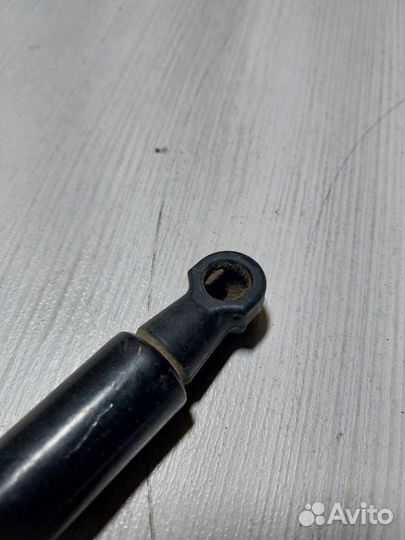 Амортизатор багажника Nissan Terrano