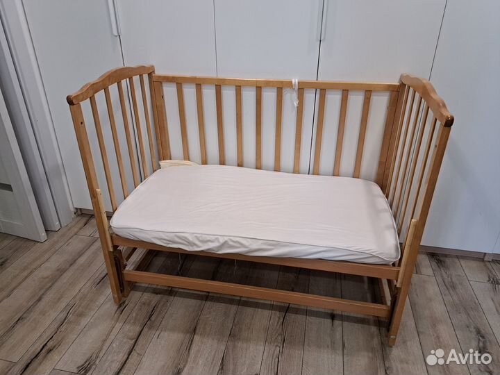 Детская кроватка с маятником