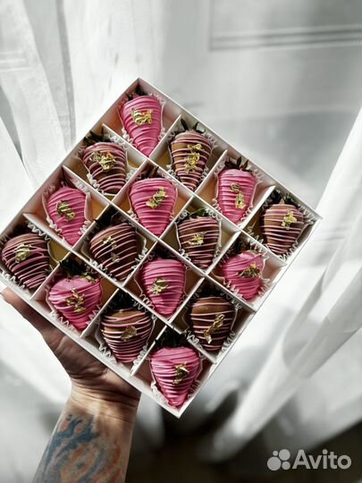 Клубника в шоколаде с цветами