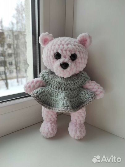 Вязаная игрушка мишка в платье ручной работы