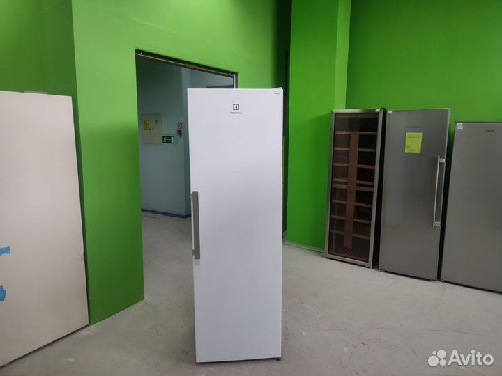 Новый Холодильник Electrolux RRT5MF38W1