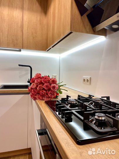 Угловая кухня под потолок на заказ в Новосибирске