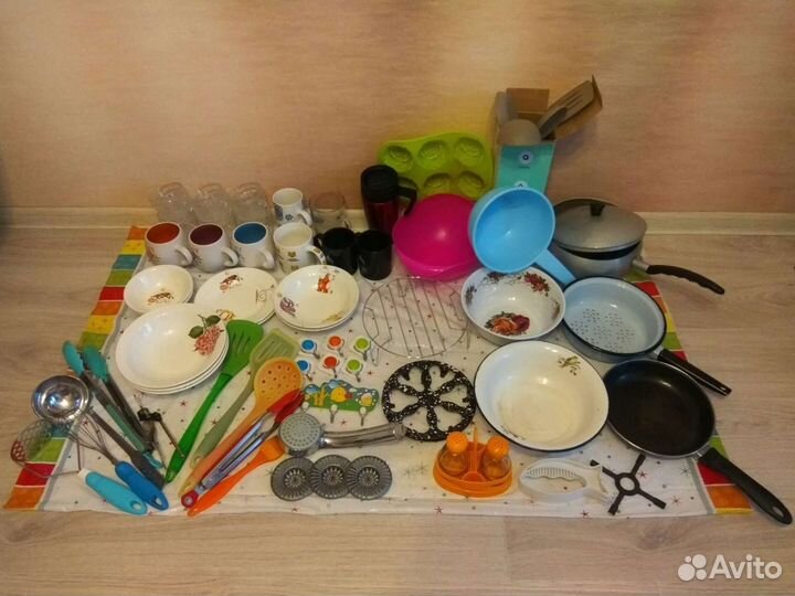 Огромный набор посуда, кастрюли, телевизор