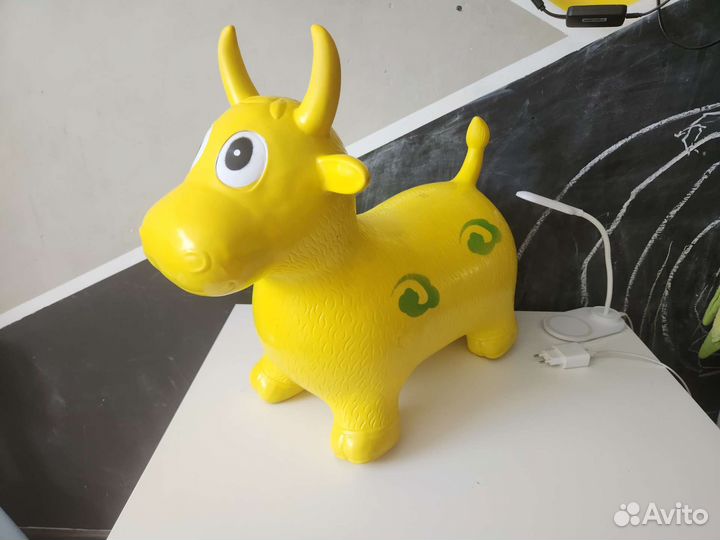 Игрушка корова попрыгун