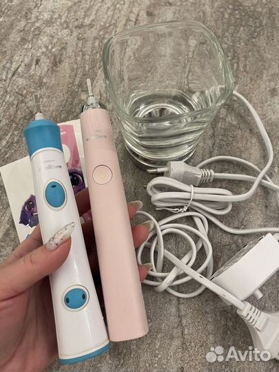 Зарядный стакан Philips+зубные щетки
