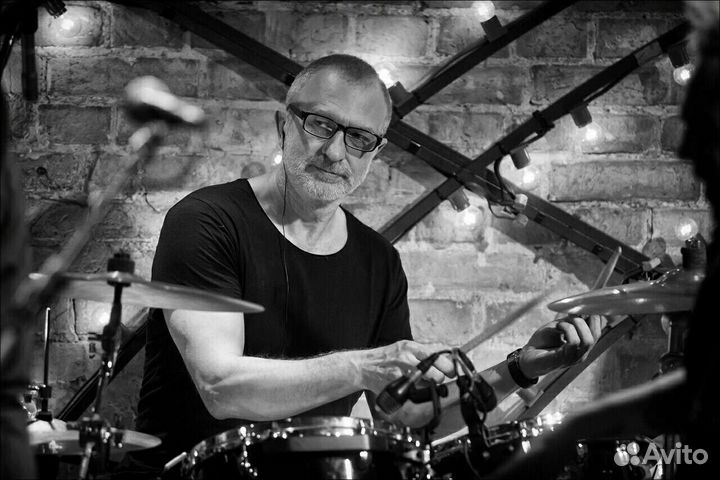 Преподаватель барабанов