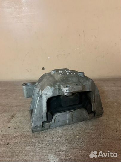 Опора двигателя правая Golf IV