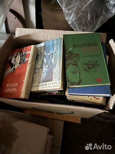 6 коробок различных книг